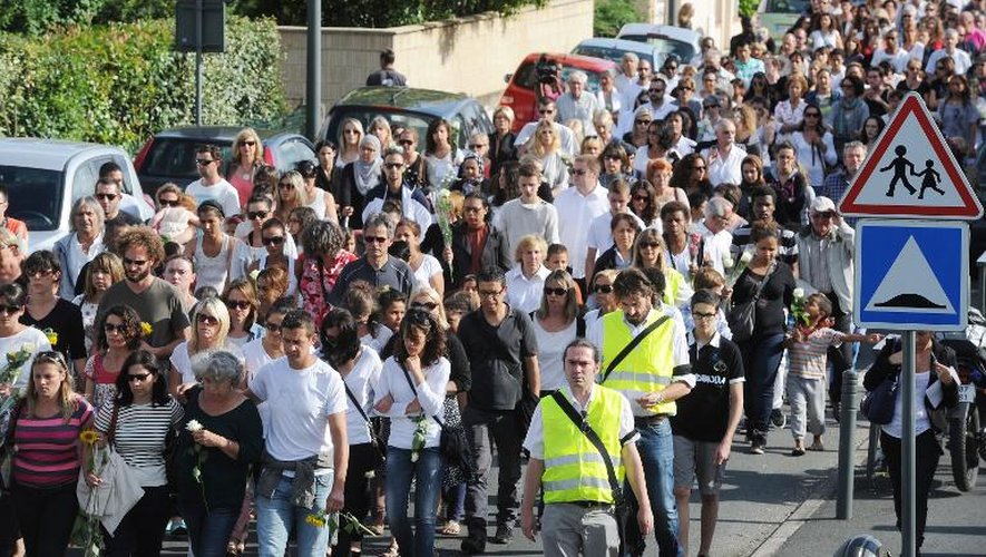 Plusieurs milliers de personnes ont défilé en silence lundi 7 juillet 2014 à Albi pour rendre hommage à Fabienne Terral-Calmels, l'institutrice assassinée vendredi dans sa classe par une mère déséquilibrée