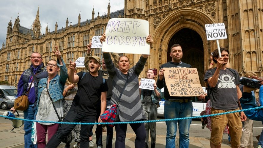 Manifestation devant le Parlement britannique de soutien au chef du Parti travailliste Jeremy Corbyn le 26 juin 2016