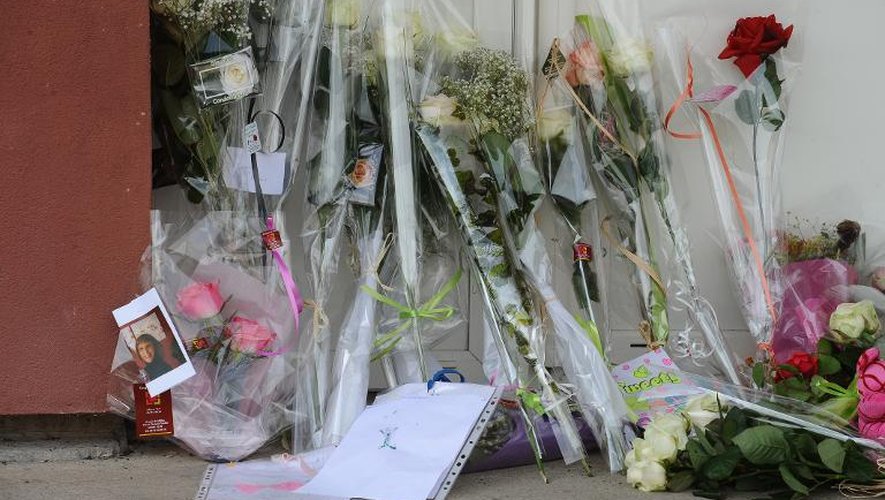 Des fleurs ont été déposées devant l'école Edouard Herriot, à Albi, le 5 juillet 2014 après qu'une enseignante a été poignardée dans sa classe par une mère déséquilibrée