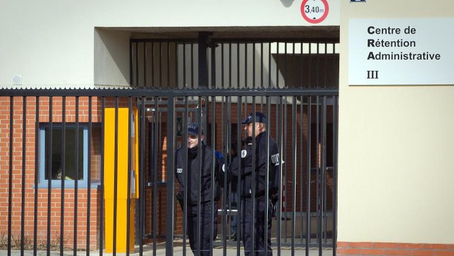 Des policiers à l'entrée du centre de rétention administrative (CRA) du Mesnil-Amelot le 22 février 2012