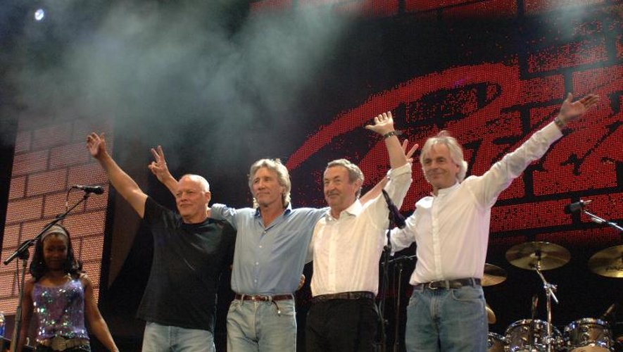 Les musiciens du groupe de rock britannique Pink Floyd saluant le public lors de leur premier concert en 24 ans, à Hyde Park à Londres, le 2 juillet 2005