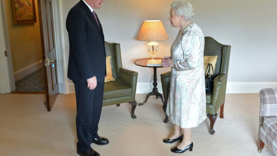 Photo fournie par le Northern ireland Office montrant la reine Elizabeth II rencontrant le vice-Premier ministre d'Irlande du Nord, Martin McGuinness, à Hillsborough Castle à Belfast le 27 juin 2016