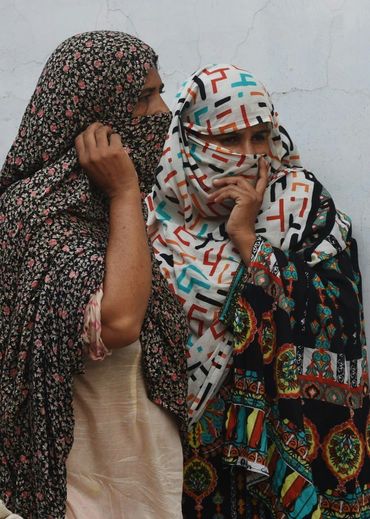 Des mères du village d'Hussain Khanwala dont les enfants apparaissent sur des vidéos à caractère pornographique, le 10 août 2015 au Pakistan