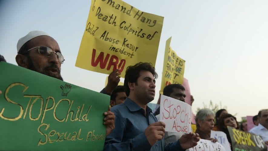 Des militants manifestent à Islamabad, le 10 août après la révélation d'un scandale de viols sur environ 280 enfants dans un village de l'est du Pakistan