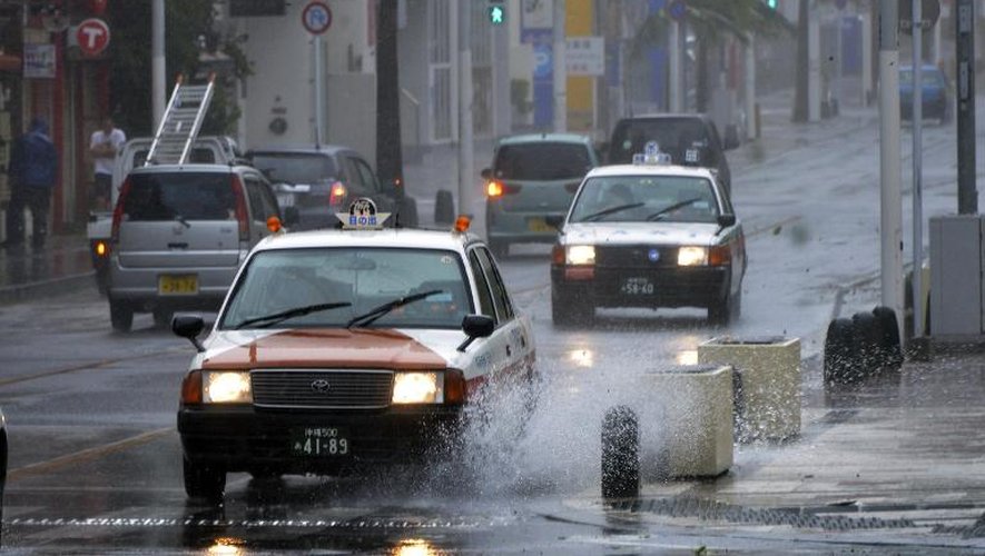 Des véhicules circulent sous la pluie le 8 juillet 2014 à Okinawa