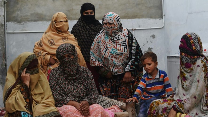 Des mères du village d'Hussain Khanwala dont les enfants apparaissent sur des vidéos à caractère pornographique, le 10 août 2015 au Pakistan