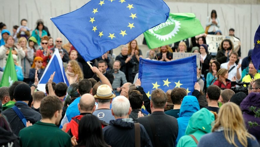 Des Ecossais manifestent contre le Brexit devant le Parlement écossais le 28 juin 2016 à Edimbourg