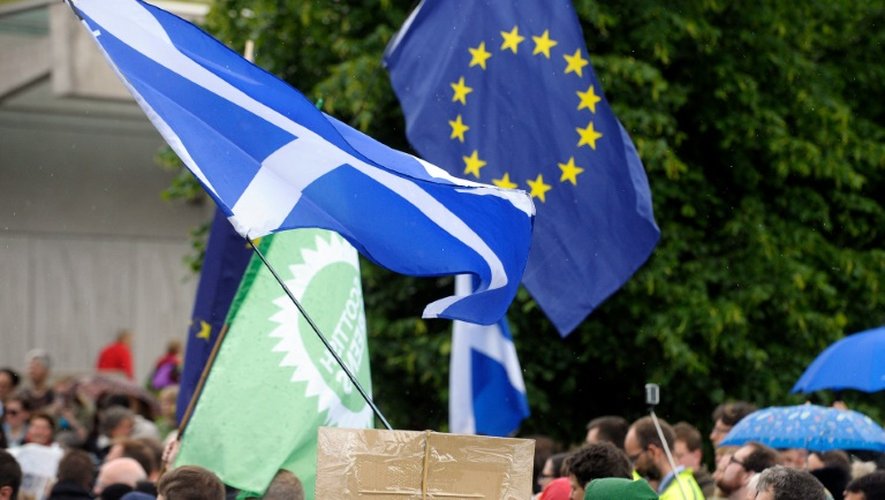Des manifestants hostiles au Brexit agitent des drapeaux écossais et européen devant le parlement écossais le 28 juin 2016 à Edimbourg