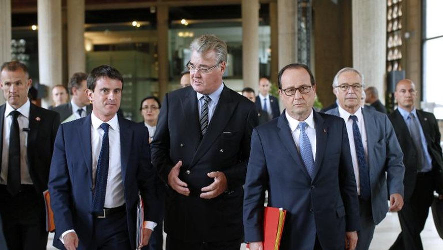 Le Premier ministre Manuel Valls, le président du Conseil économique, social et environnemental (Cese) Jean-Paul Delevoye et François Hollande, le 7 juillet 2014 au Palais d'Iéna à Paris