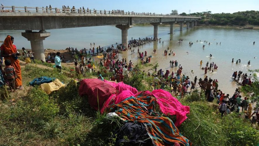 Des pèlerins se baignent dans la rivière Sindh près du pont où s'est produite une bousculade meurtrière, le 14 octobre à Ratangarh, en Inde
