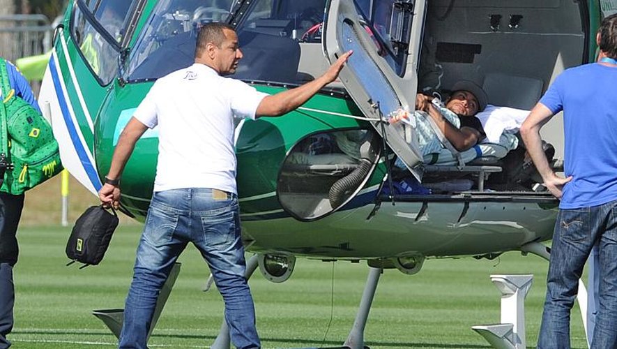 Neymar évacué sur une civière le 5 juillet 2014 à Rio de Janeiro