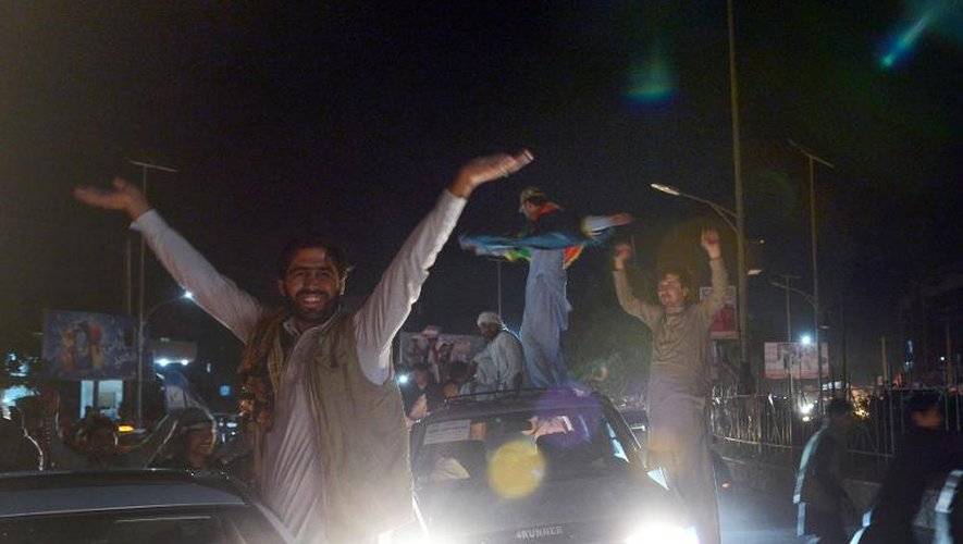 Les partisans de Ghani dansent dans la nuit du 7 au 8 juillet 2014 à Kaboul
