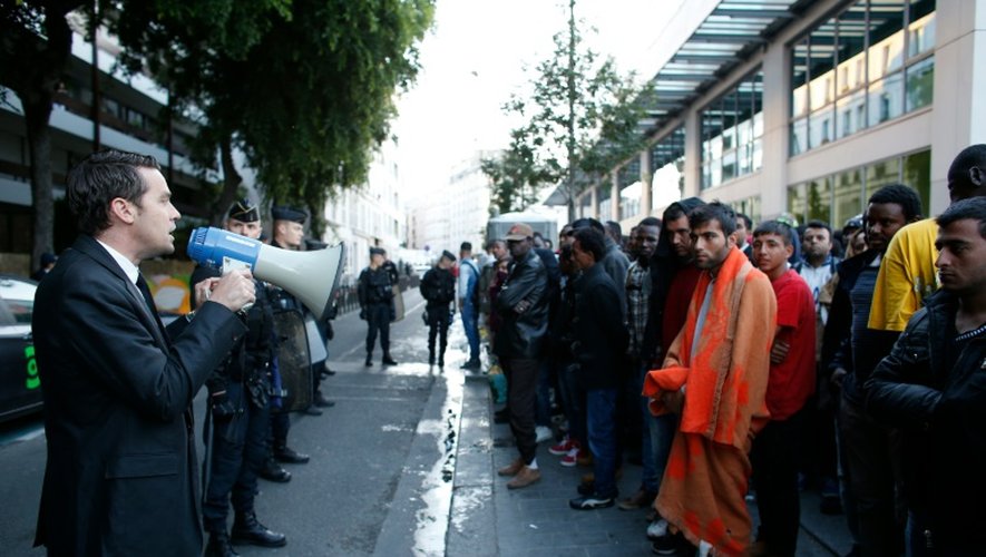La gendarmerie évacue des migrants de leur campement de fortune installé à la halle Pajol à Paris le 29 juin 2016