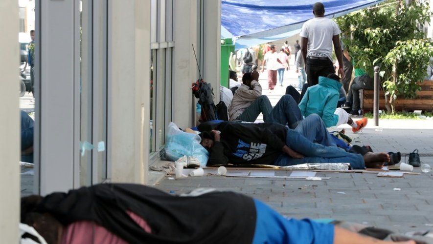 Des migrants et réfugiés dans un camp de fortune installé Halle Pajol à paris le 23 juin 2016