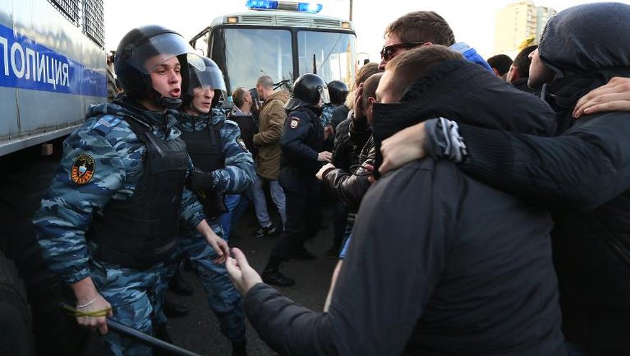 Des jeunes face aux policiers anti-émeutes, dans un quartier du sud de Moscou, le 13 octobre 2013