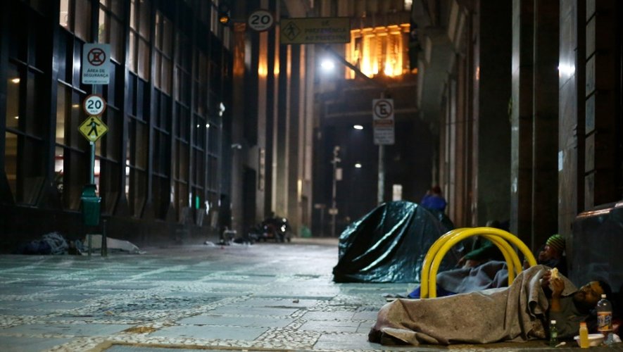 Des Sans domicile fixe passent la nuit dans une rue du centre de Sao Paulo, au Brésil, le 26 juin 2016