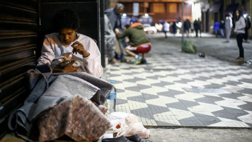 Une personne sans domicile fixe passe la nuit dans une rue du centre de Sao Paulo, au Brésil, le 26 juin 2016