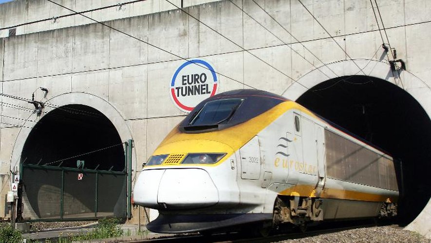 Un train Eurostar sortant du Tunnel sous la Manche à Coquelles, en France