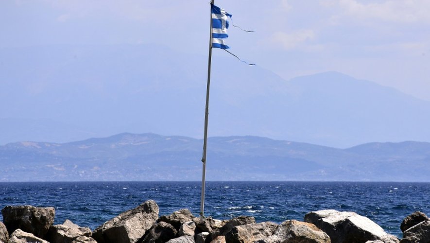 Un drapeau grec flotte sur le rivage, au sud-ouest d'Athènes, le 9 août 2015