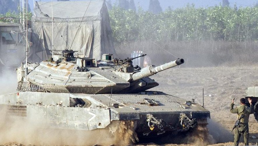 Des chars israéliens le 8 juillet 2014 à la frontière de la Bande de Gaza