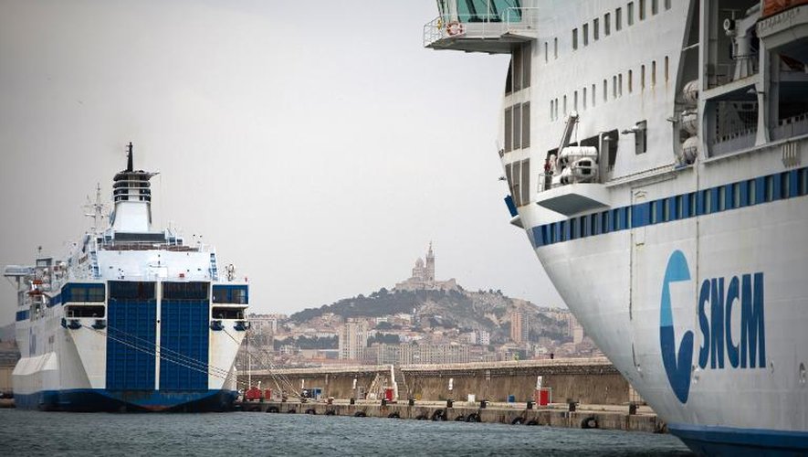 Deux navires de la SNCM à quai dans le port de Marseille, le 4 juillet 2014