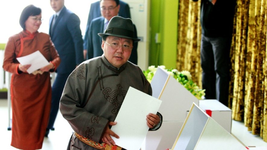 Le président de Mongolie, Tsakhiagiin Elbegdorj, vote aux législatives à Oulan Bator, le 29 juin 2016