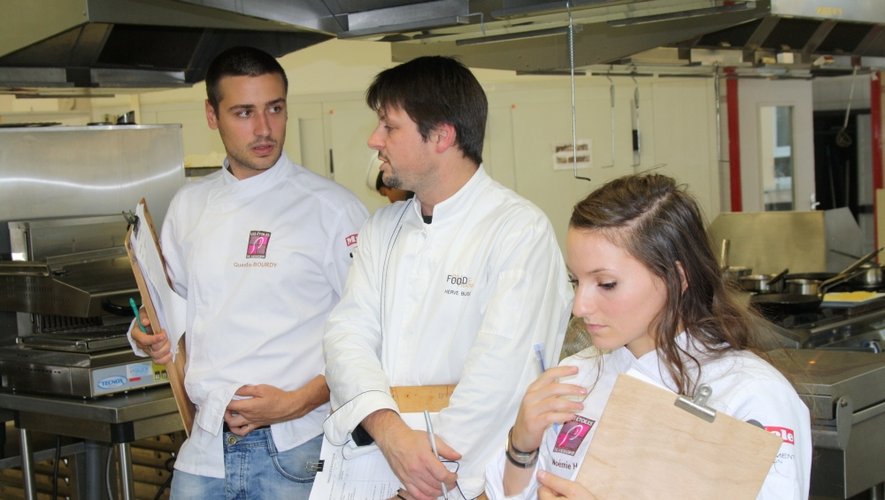 Le chef étoilé de Conques, Hervé Busset entouré ici de Quentin Bourdy et d'une autre candidate de Top Chef, Noémie Honiat.