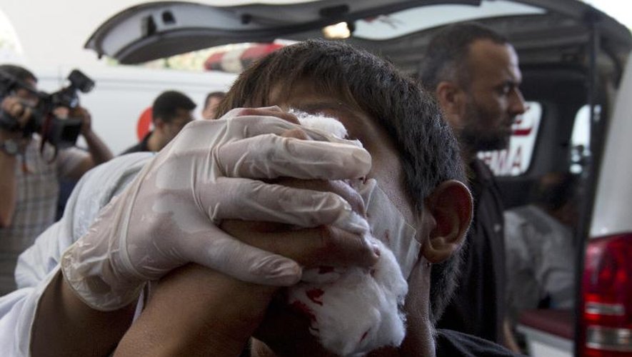 Un secouriste palestinien vient en aide à un blessé à l'hôpital al-Shifa de Gaza après une frappe aérienne israélienne le 8 juillet 2014