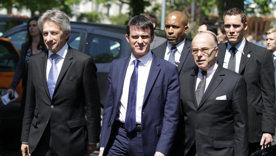 Le ministre de l'Intérieur Bernard Cazeneuve (d) en compagnie de Manuel Valls, le 16 mai 2014 à Caen