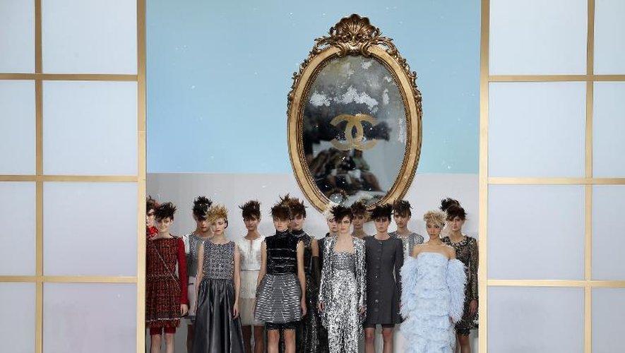 Des modèles de la collection haute couture de Chanel défilent le 8 juillet 2014 à Paris