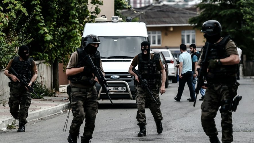 Des forces spéciales turques patrouillent dans les rues du quartier Sultanbeyli à Istanbul, le 10 août 2015 après des attaques