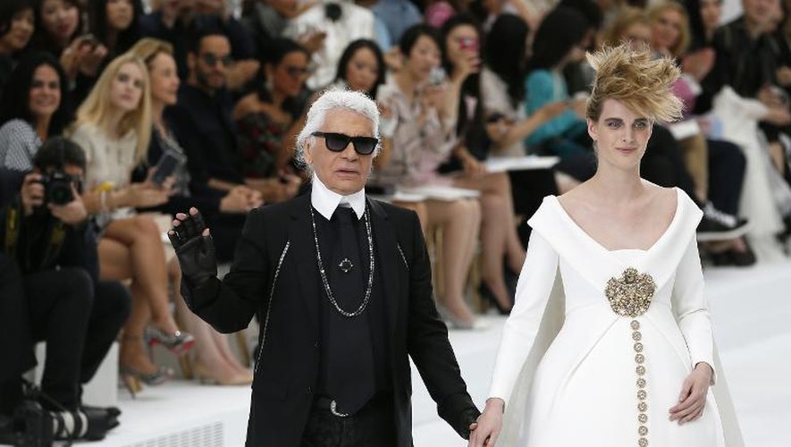 Karl Lagerfeld présente le 8 juillet 2014 à Paris un modèle de sa collection haute couture