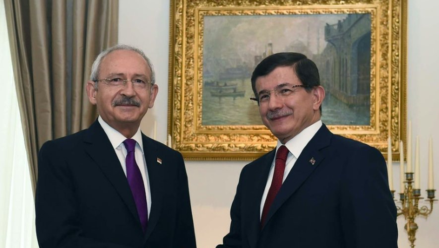 Ahmet Davutoglu (à d.), Premier ministre turc et chef de l'AKP, rencontre le chef du CHP, Kemal Kilicdaroglu, lors des tractations pour former un gouvernement de coalition, le 10 août 2015 à Ankara