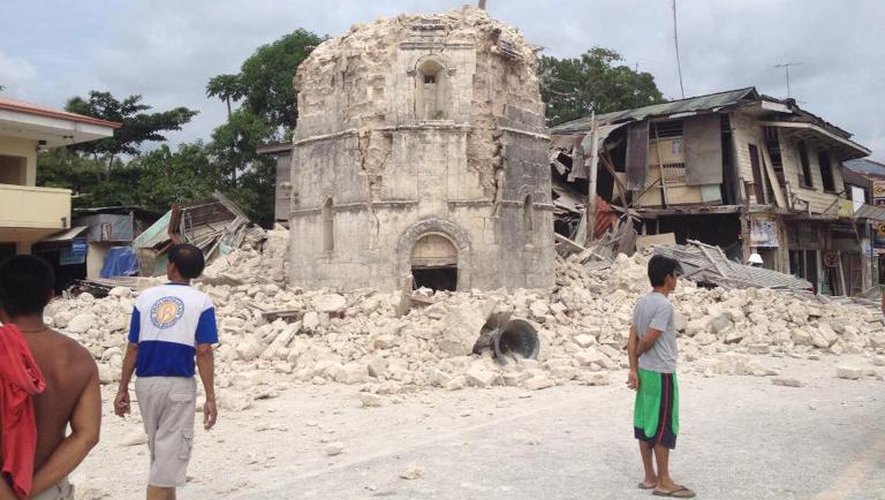 Des bâtiments détruits par un séisme à Loboc, le 15 octobre 2013 aux Philippines