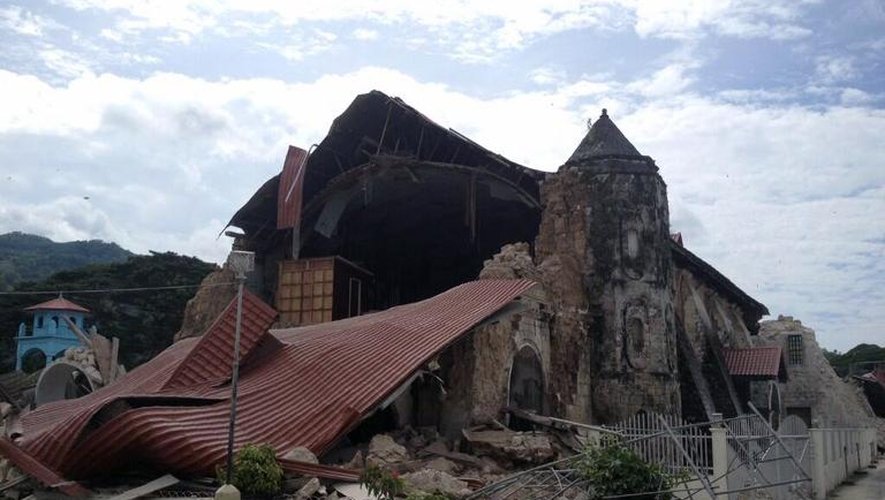 Une église détruite par un séisme à Loboc, le 15 octobre 2013 aux Philippines