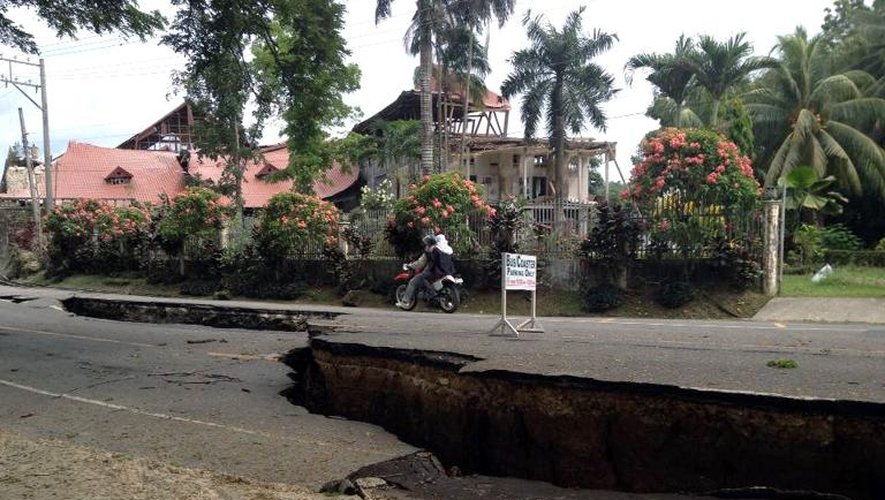 Une portion de route effondrée  après un séisme à Loboc, le 15 octobre 2013 aux Philippines