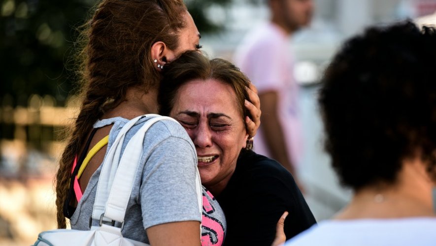 La mère d'une victime du triple attentat qui a frappé l'aéroport international Atatürk d'Istanbul, le 29 juin 2016 dans la mégapole turque