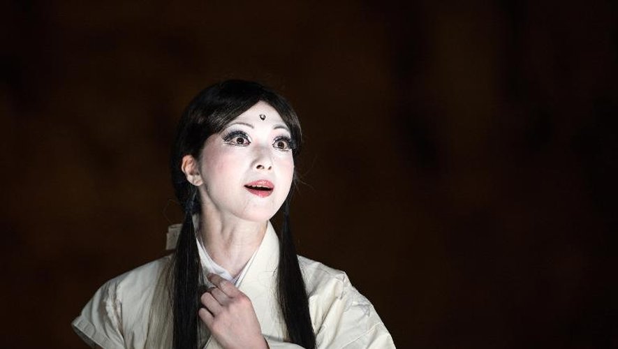 Une actrice de la compagnie japonaise Shizuoka pendant la répétition de "Mahabharata, le Nalacharitam" dirigé par le metteur en scène japonais Satoshi Miyagi au Festival d'Avignon le 5 juillet 2014