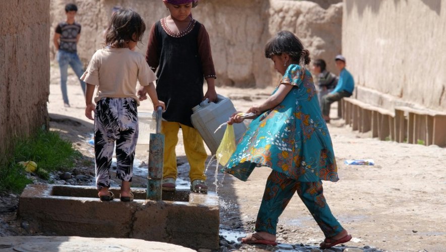 Des enfants à une fontaine, dans un camp situé dans la région de Khatlon, au Tadjikistan, le 8 avril 2016