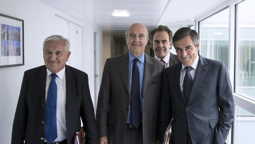La direction provisoire de l'UMP formée d'un trium-virat rassemblant Jean-Pierre Raffarin (g), Alain Juppé (2eG), et François Fillon (d), auquel il faut ajouter le secrétaire général du parti Luc Chatel (2d), le 17 juin 2014 à Paris