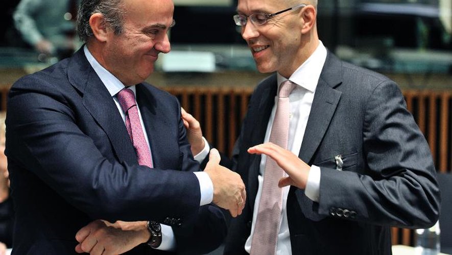 Jörg Asmussen (d), membre du directoire de la BCE, s'entretient avec le ministre espagnol des Finances, Luis De Guindos Jurado, le 15 octobre 2013 avant une réunion ministérielle européenne à Luxembourg
