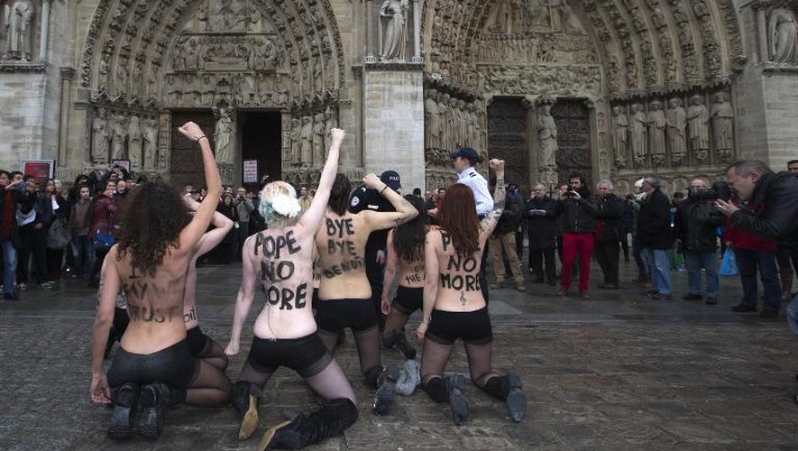 Des membres du groupe féministe Femen manifestent devant Notre-Dame, à Paris, le 12 février 2013