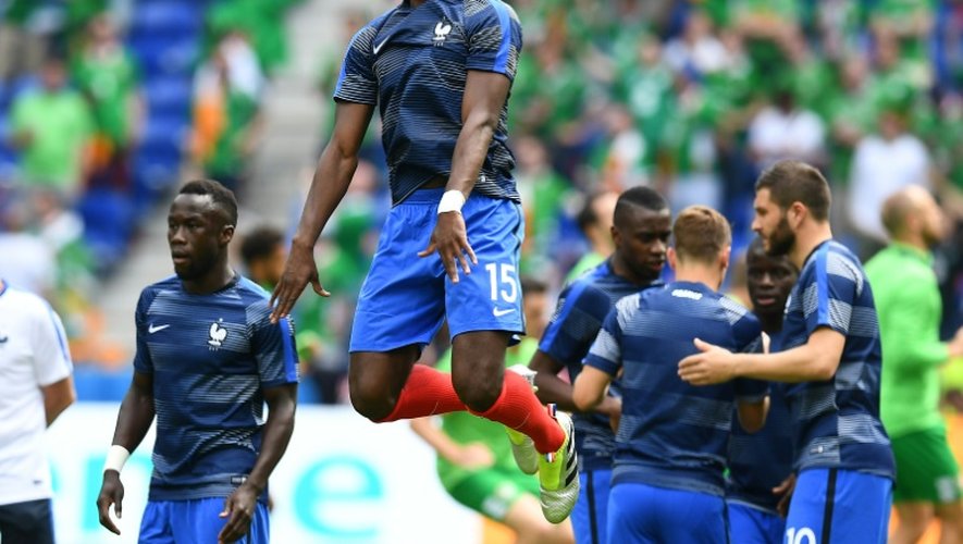 Le milieu de l'équipe de France Paul Pogba (c) face à l'Irlande à l'Euro au Parc OL, le 26 juin 2016