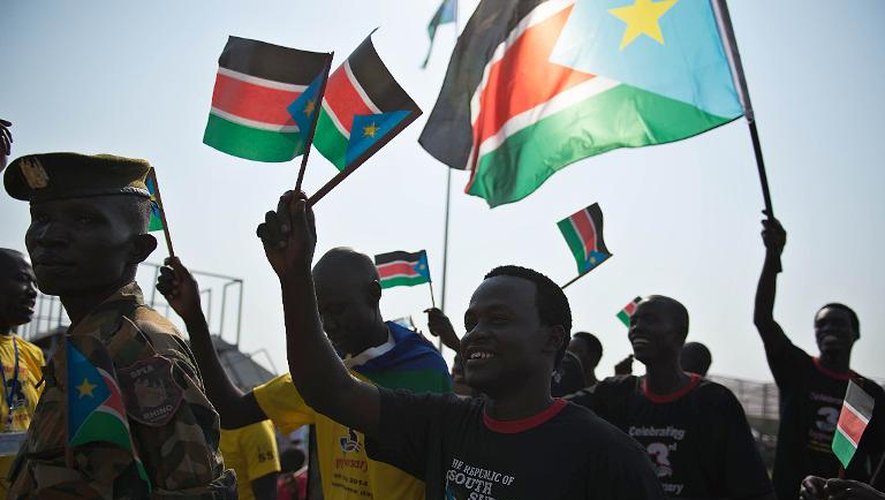 Des Soudanais du Sud agitent des drapeaux lors des célébrations pour le troisième anniversaire de la naissance de leur pays, le 9 juillet 2014