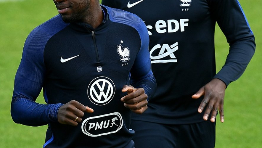 Les défenseurs de l'équipe de France Samuel Umtiti (g) et Eliaquim Mangala lors d'une séance d'entraînement à Clairefontaine, le 6 juin 2016