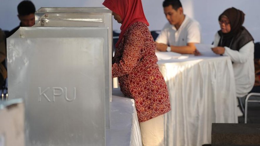 Un bureau de vote dans le centre de Jakarta le 9 juillet 2014
