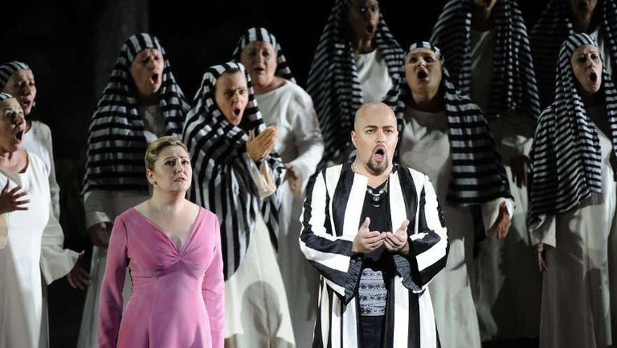 Karine Deshayes (g) et le Russe Dmitry Belosselskiy le 8 juillet 2014 lors de la répétition de "Nabucco" de Verdi aux Chorégies d'Orange