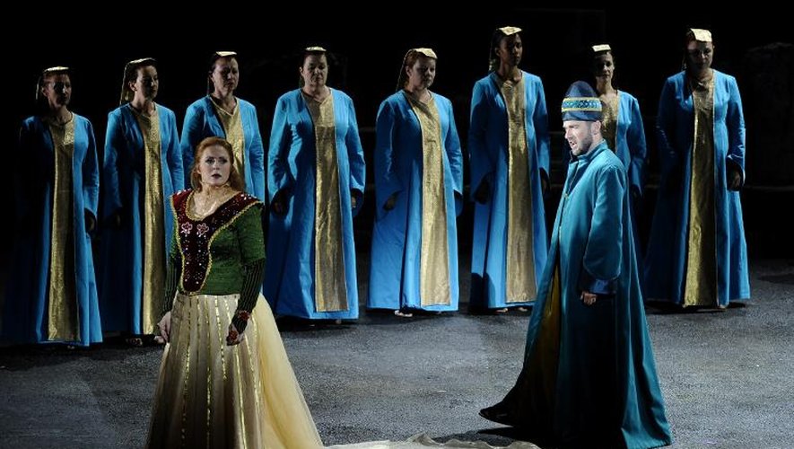 La soprano autrichienne Martina Serafin (g) et le Français Nicolas Courjal (d) le 8 juillet 2014 dans l'opéra "Nabucco" de Verdi à l'occasion des Chorégies d'Orange