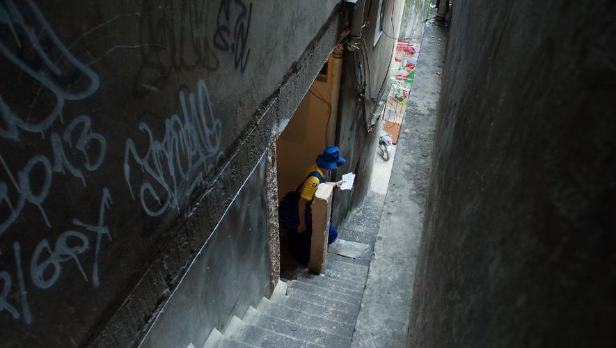 Un facteur dans une ruelle de la favela Rocinha, à Rio, le 4 octobre 2013