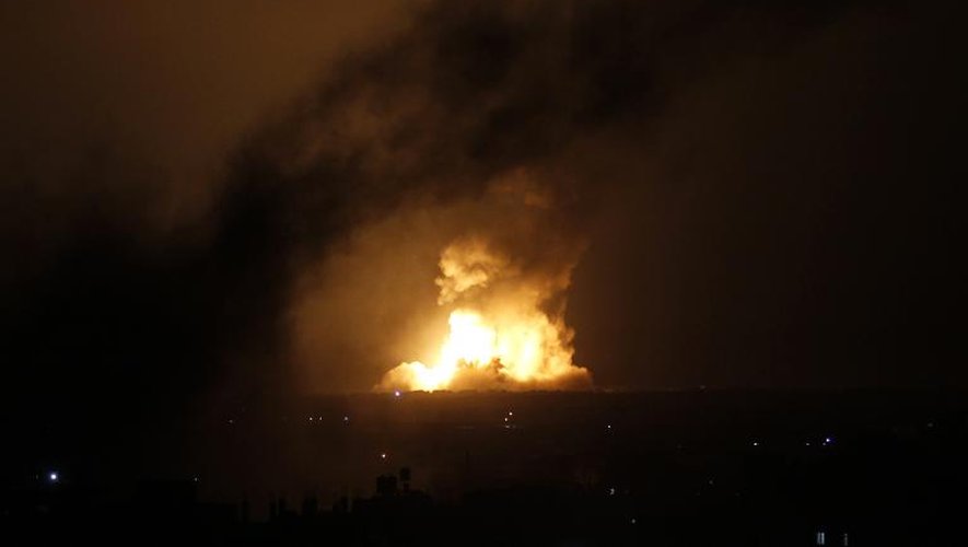Une boule de feu après une frappe aérienne israélienne à Rafah, dans la bande de Gaza, le 9 juillet 2014
